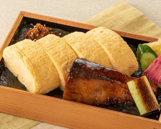 秘伝の出汁と伝統の職人技 ブリの照り焼きのだし巻き弁当 Artisanal Broth Omelette & Yellowtail Teriyaki Bento Box