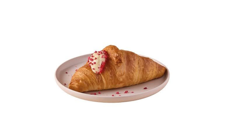 Croissant z malinami i białą czekoladą