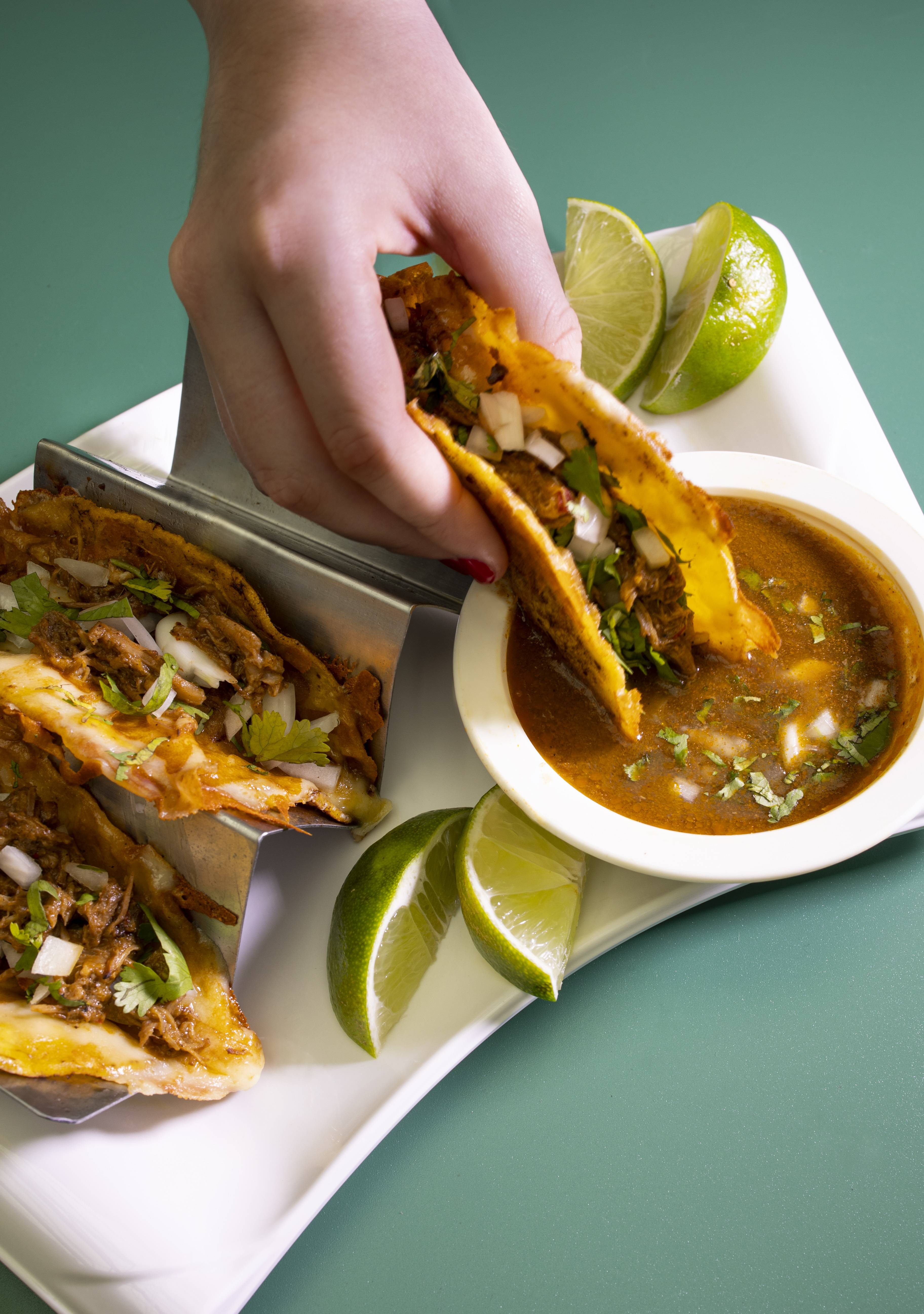 Tacos de Birria con queso