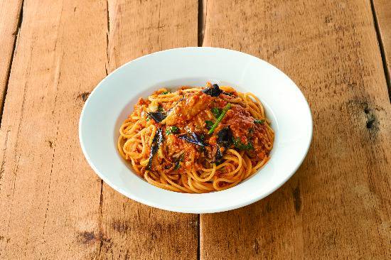 揚げ茄子とほうれん草のミートソーススパゲティ田舎風 Spaghetti with Deep-fried Eggplant and Spinach in Meat Sauce