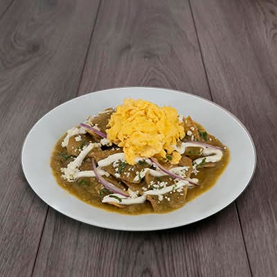 Chilaquiles verdes con huevo revuelto