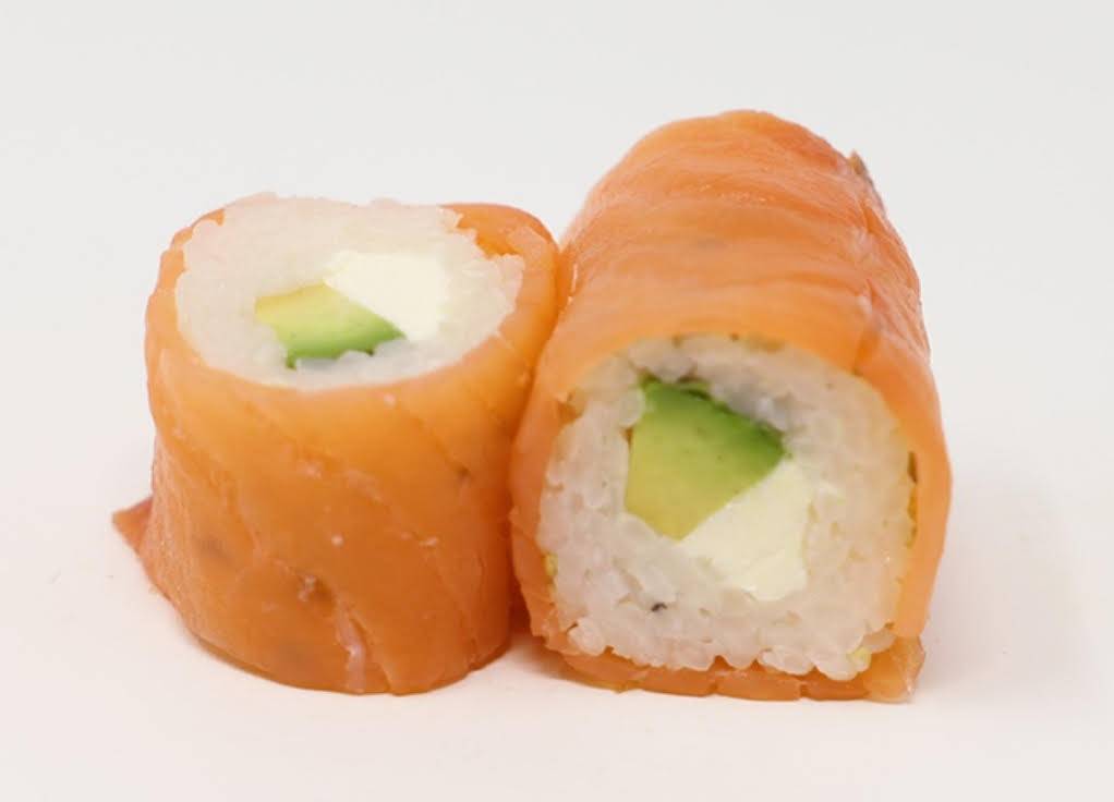 69- Roll sans algues enroulé de saumon cheese avocat