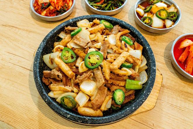 22. 통마늘 양, 곱창 볶음 / Cooked Beef Intestine, Honeycomb and Tripe