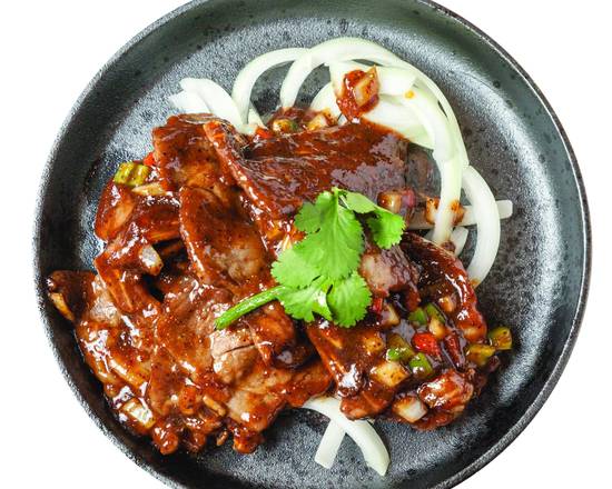 Sizzling Veal Ribs with Black Pepper Sauce 鐵板黑椒牛仔骨