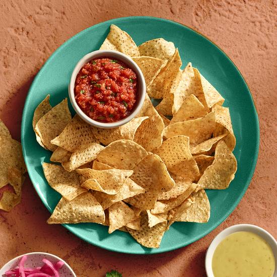 Tortilla Chips with Salsa / Croustilles de tortilla avec salsa