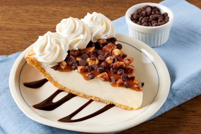 Turtle Cheesecake Pie