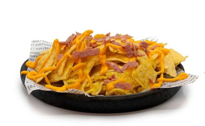 Nachos con bacon y salsa cheddar