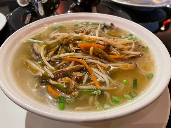 Shredded Roast Duck with Vermicelli Noodle Soup ��雪菜火鴨絲湯米