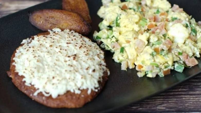 Arepa de Choclo with Scrambled Eggs With Onions