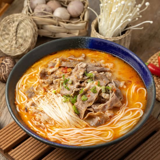 酸汤金针菇肥牛米线 Spicy & Sour Rice Noodle Soup with Beef and Enoki Mushroom