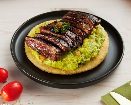 Arepa con Guacamole y Churrasco