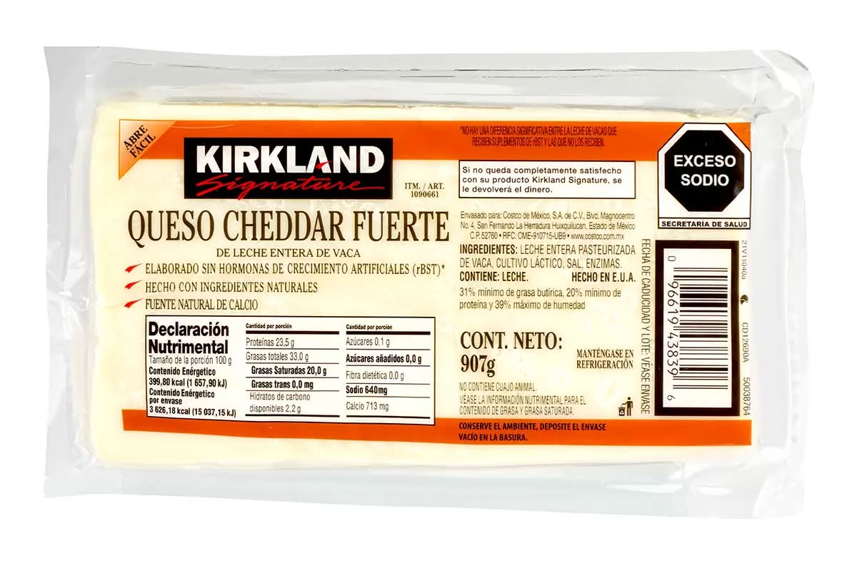 Kirkland Signature · Queso cheddar fuerte de leche entera de vaca (907 g)