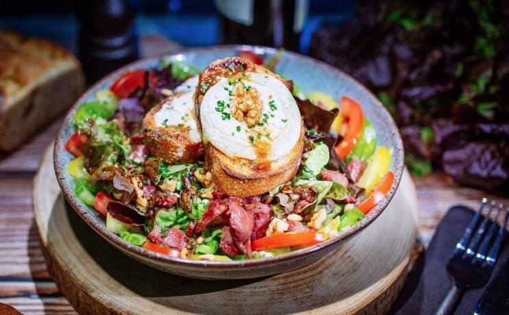 Salade au croustillant de chèvre