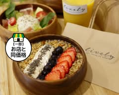 lively アサイーボウルとグリークヨーグルト