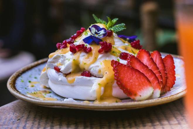 Pavlova c/ lemon curd, natas e fruta