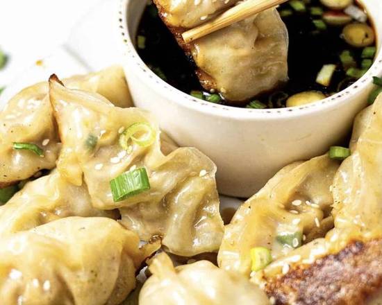 Grilled pork cabbage dumplings (6) 猪肉贴
