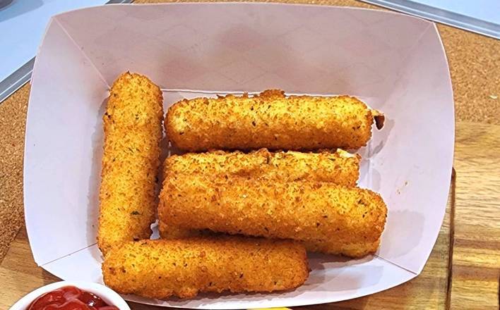 6 Piece Mozzarella Sticks Combo (Drink + Fries)