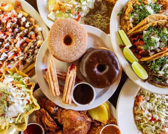 Los Potrillos (120 E 7th St, Restaurante)