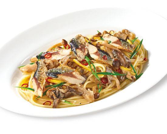 秋刀魚とキノコのペペロンチーノスパゲッテ�ィ～柚子のアクセント～ Spaghetti Peperoncino with Sanma, Three Kinds of Mushrooms, and Yuzu Aroma