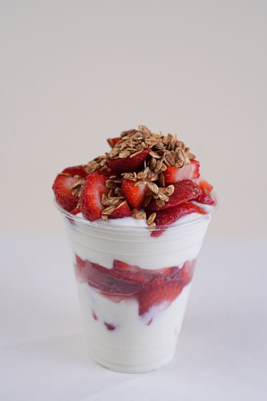Fresas con Crema 12 oz Cup