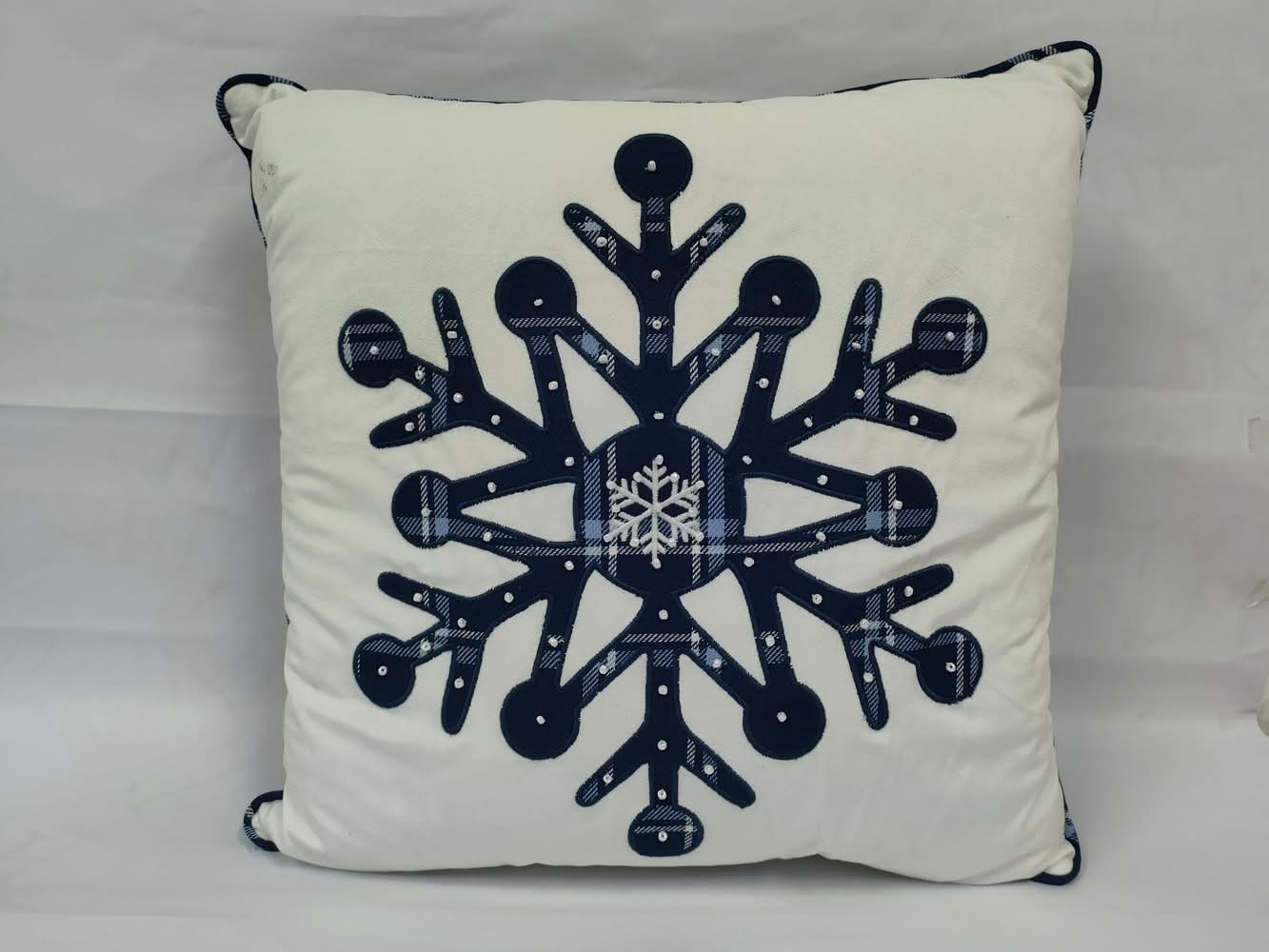 Holiday Living 4 -Piece 18-in x 18-in White / Blue Square Indoor Decorative Pillow