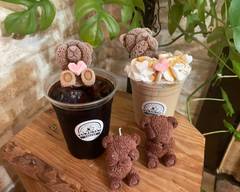 【くまさんの形の氷入りのコーヒーが大人気!】自家焙煎珈琲ゆくれ実<北谷町>