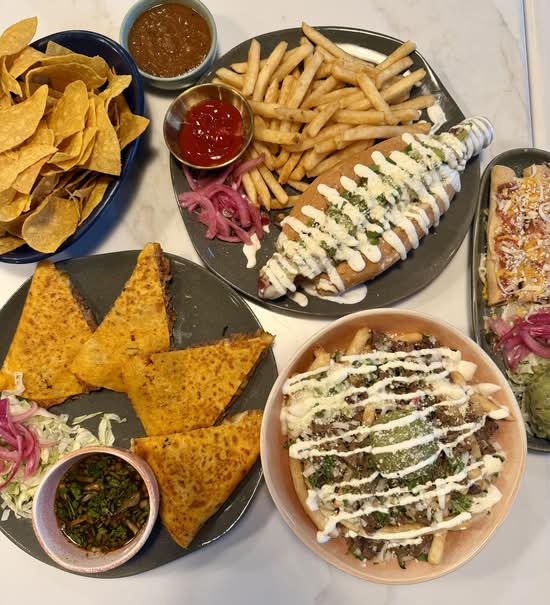 Chavelitas Pub Grill & Cantina (22302 E Country Vista Dr)