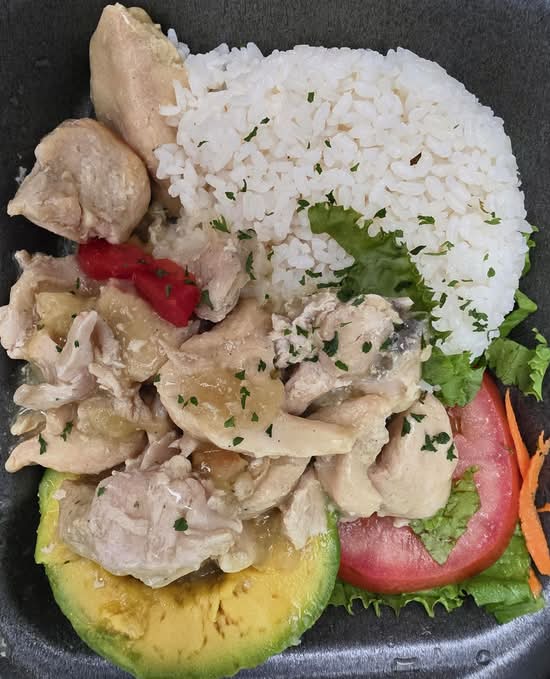 Aguacate relleno de pollo