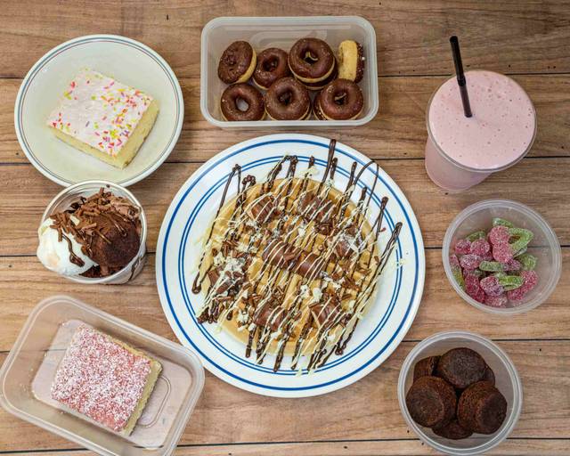 Shakes & Cakes - Dessert Bar Kitchen - ⭐💥😯 SUPER SUNDAY GIVEAWAY 😮💥⭐  Its time for another freebie, this weeks amazing prize is a Brownie Special  Sharing Box 😋 TAG your besties