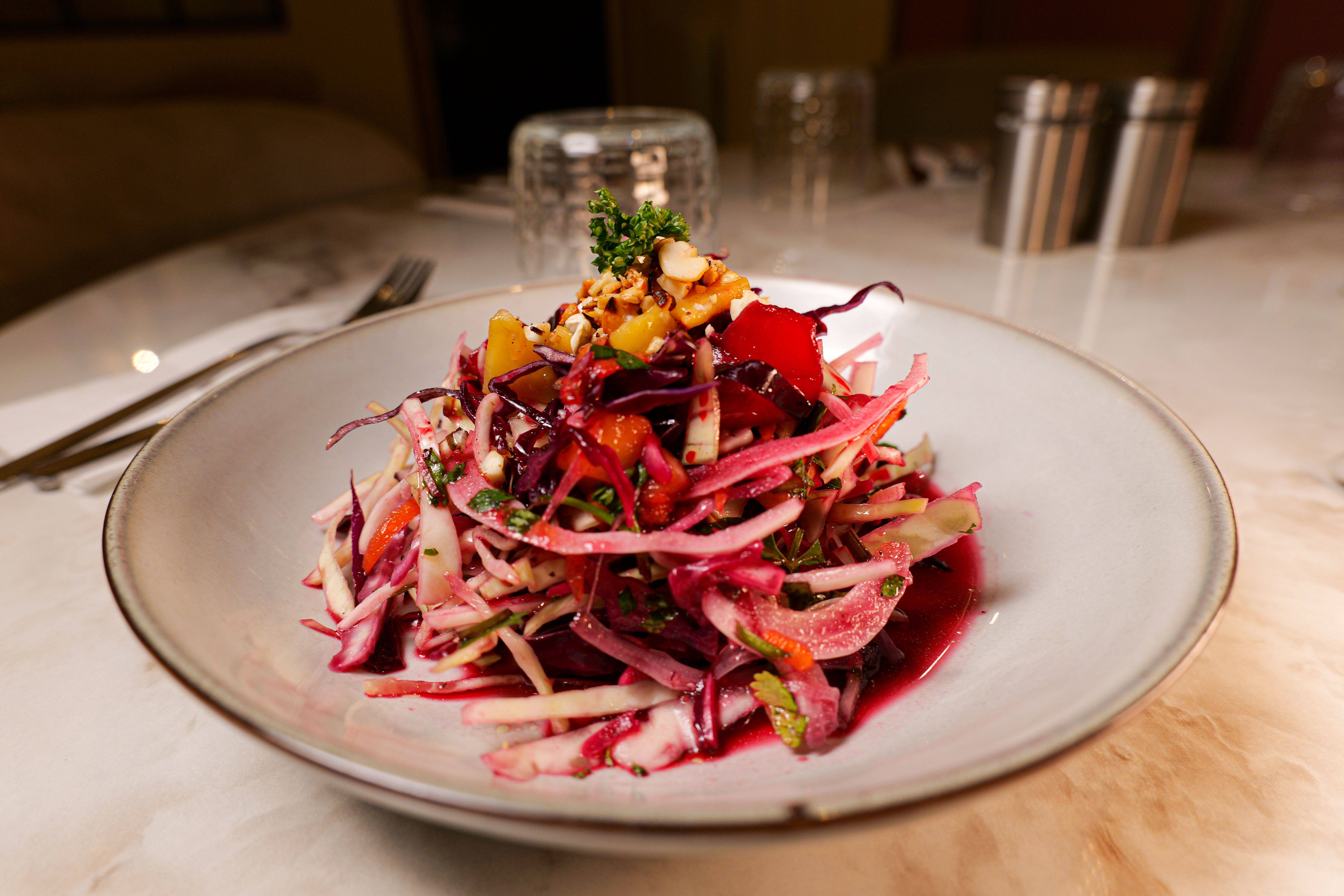 Salade de Chou et Mangue à la Vinaigrette D'hibiscus