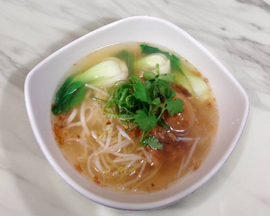 Plain noodle soup with egg & meat sauce (陽春麵)