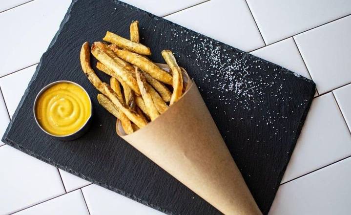 Frites et mayonnaises /French fries and mayonnaise