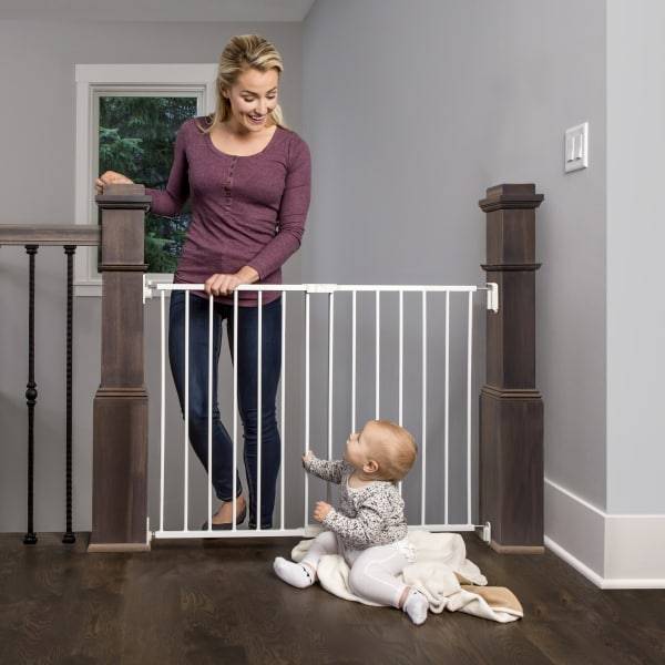 Regalo Extra Wide 2-in-1 Stairway and Hallway Safety Gate With Mounting Kit