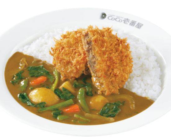 手仕込粗挽きメンチカツカレー＋ハーフやさい＋ハーフほうれん草 Hand-made coarsely minced meat cutlet curry with vegetables (half) and spinach (half)