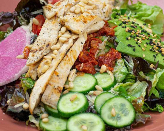 Ensalada de Hojas de Tomate y Pollo