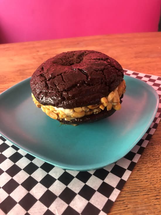 🆕 Snickers Ice Cream Sandwich (1)