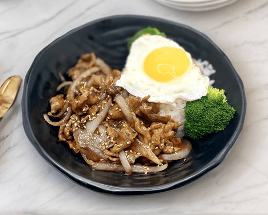 BBQ Meat Slices on Rice (烤肉蓋飯)