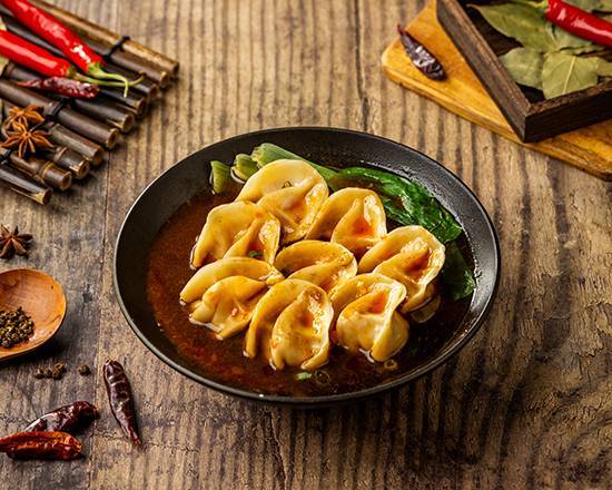 麻辣牛湯餃 Cabbage and Pork Dumplings with Spicy Beef Soup