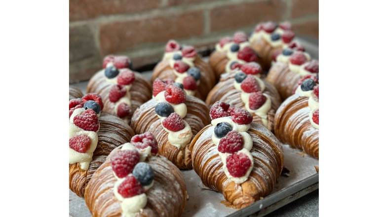 Croissant z kremem mascarpone i owocami