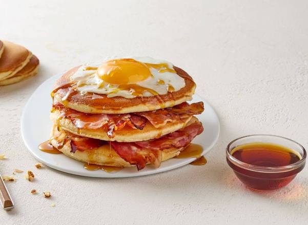 Panquecas com Bacon, Ovo Estrelado e Maple Syrup