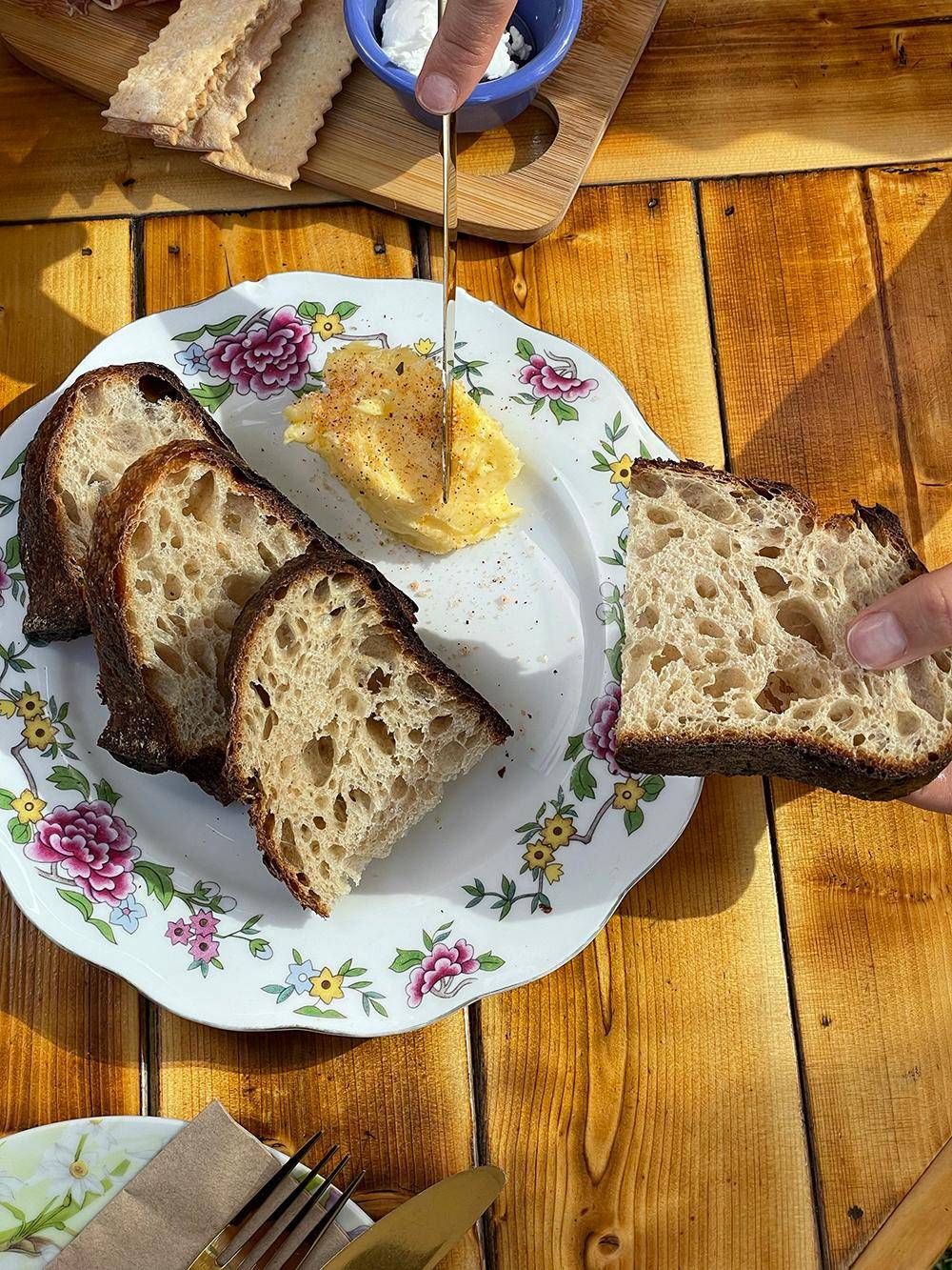 COUNTRY SOURDOUGH & BUTTER