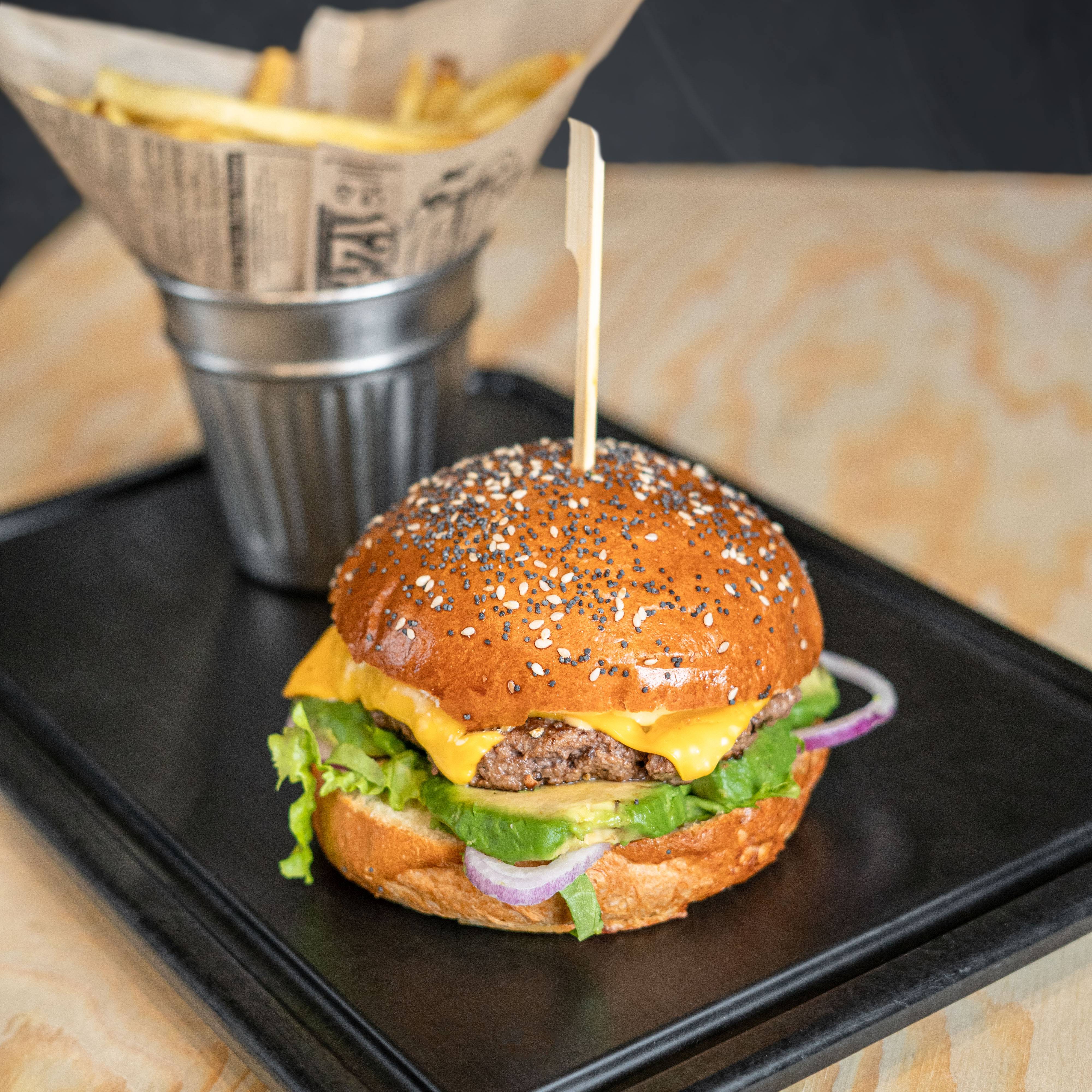 Menu burger avocado beef