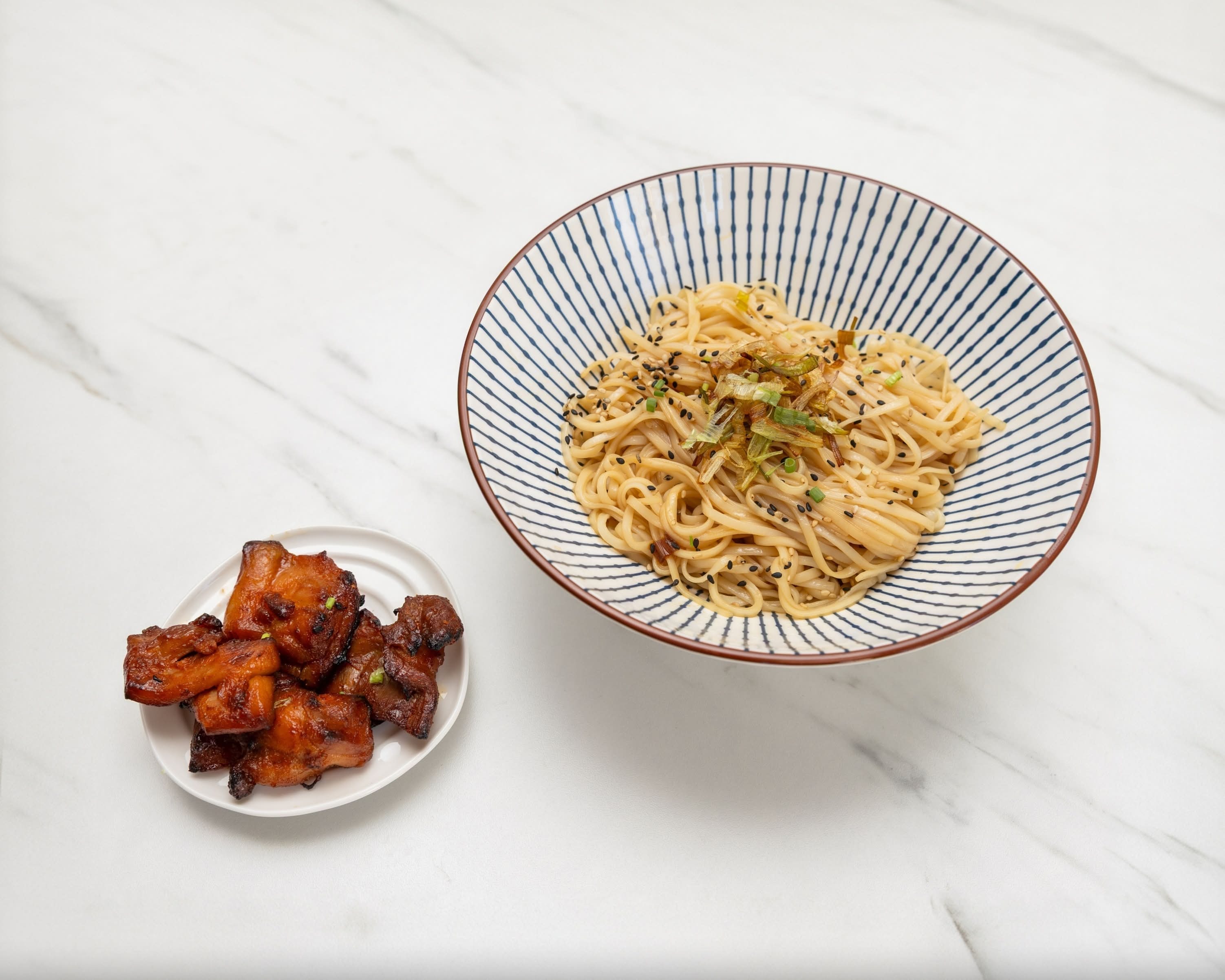 Nouilles à la sauce poireau et poulet mariné