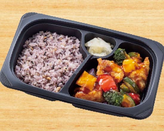 彩り野菜の黒酢から揚げひじき雑穀ごはん弁当 Chicken Karaage in Black Vinegar Sauce with Seasonal Vegetables Bento (with Hijiki Seaweed Mixed Grain Rice)