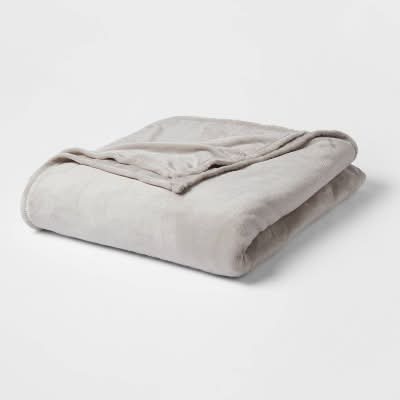 Room Essentials Solid Plush Bed Blanket, Twin XL, Gray