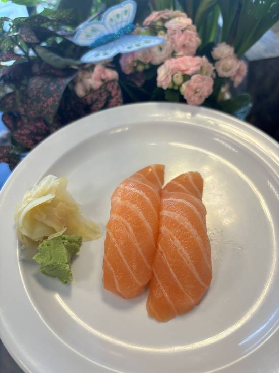Salmon Nigiri (2 pcs)
