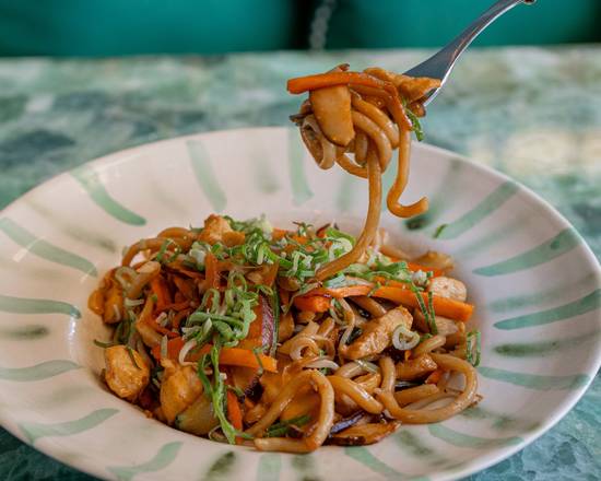 Noodles  con verduras y pollo de granja