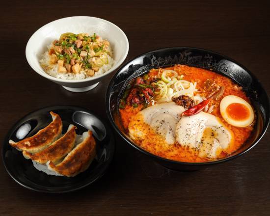 嵐げんこつバリ辛�らあめんRX･餃子3個･ぶためしセット Arashi Genkotsu Spicy Ramen RX Set with Three Gyoza Dumplings and Rice with Pork