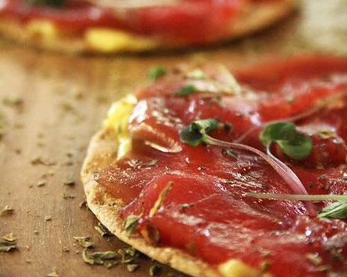 Pizza crujiente de láminas de atún