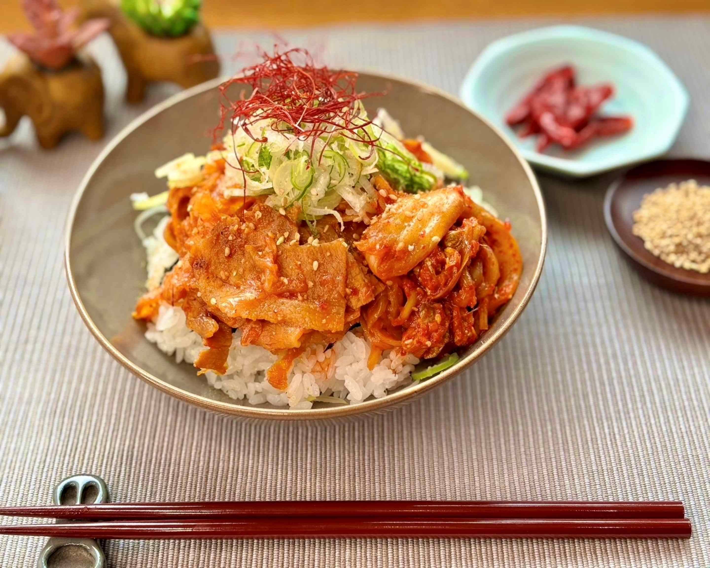 辛党のためのコク旨豚キムチ丼 駒込店 Rich pork kimchi bowl for